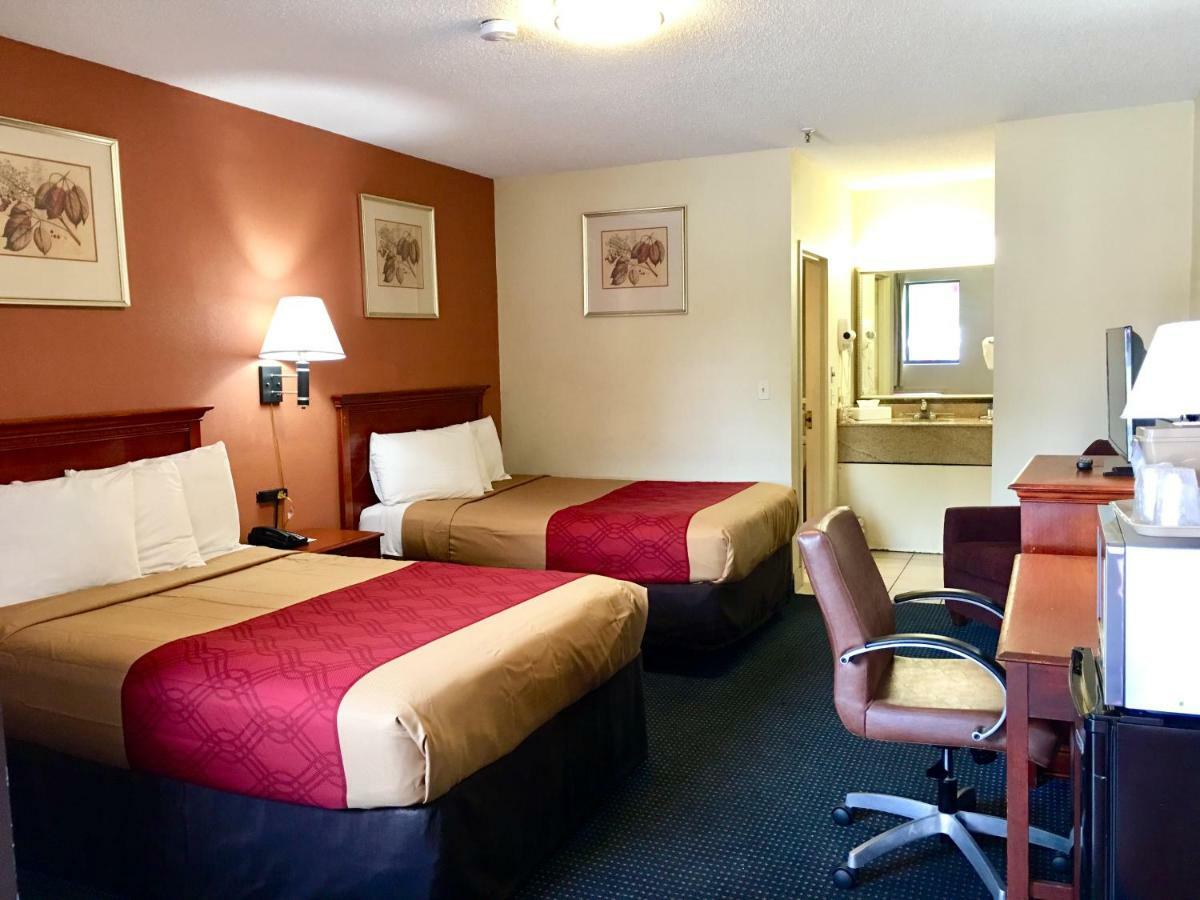 Red Carpet Inn Norwalk Dış mekan fotoğraf
